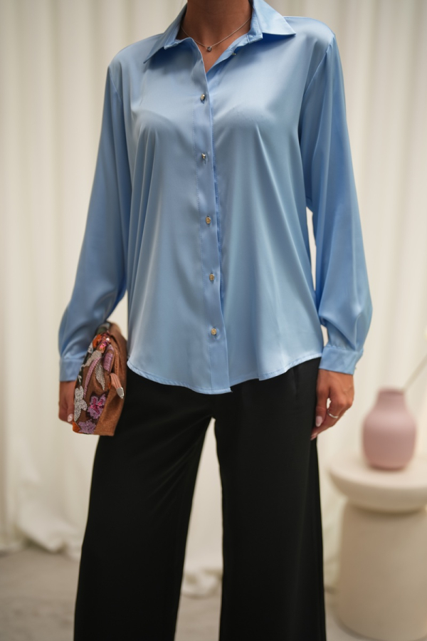Elegancka koszula satynowa damska z kołnierzykiem i ozdobnymi guzikami - Baby Blue